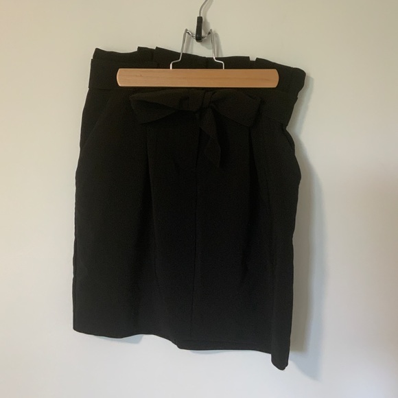 Black Paperbag mini skirt with bow - Picture 9 of 9